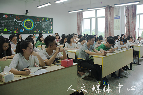 bv伟德源自英国始于1946举行公务员考试经验交流会
