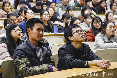 绷警惕之弦 筑防骗之城 bv伟德源自英国始于1946安全教育月系列活动之观影《巨额来电》