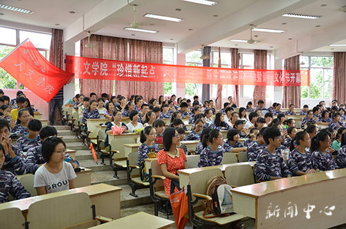 嗨,快瞧!我们学生欢声笑语蹦蹦跳跳